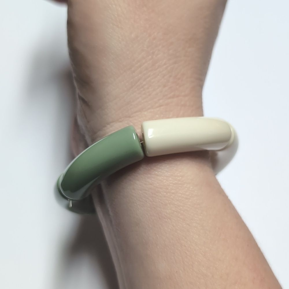 203‎ Cream and Green Beaded Bracelet